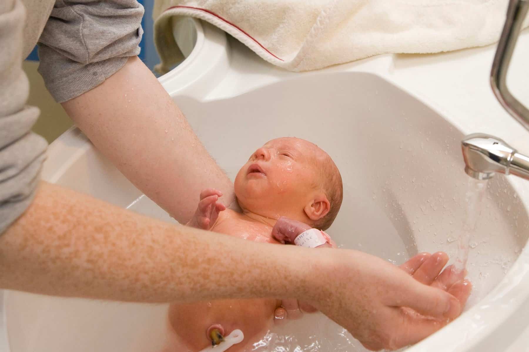How To Bathe A Baby With The Umbilical Cord / How To Give Your Newborn A Sponge Bath Video Babycenter / It's ok to immerse it in water.