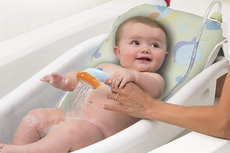 Как мыть новорожденного мальчика. Раковина для подмывания младенцев. Приспособление для подмывания грудного ребенка. Подмывание девочек новорожденных. Подмывание ребенка в раковине.